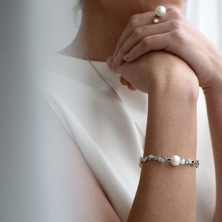 Nouveau Meridian Bracelet WG Lifestyle 2